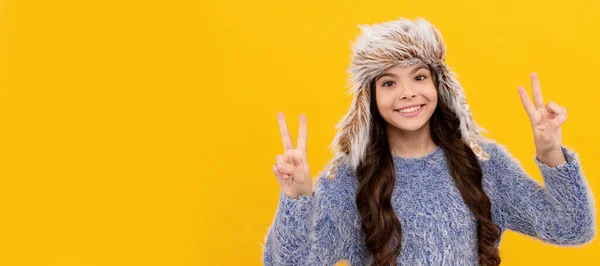 戴帽子的快乐孩子长发在黄色背景 时尚的背景上显得和蔼可亲 冬季帽子上的女童横幅 带复制空间的工作室招贴画头 — 图库照片
