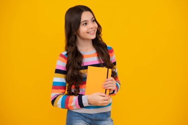 Okula dönelim. Kitaplı liseli bir kızın portresi. Çocuk okulu ve eğitim konsepti. Öğrenci kız. Mutlu ergen, pozitif ve gülümseyen genç kız duyguları