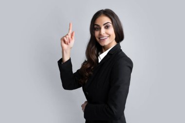 Mutlu kadın fotokopi alanını işaret ediyor, kopyalama alanını gösteriyor. Promosyon, reklam içerikli jest gösteren kız, elle tavsiye edilen ürünü işaret ediyor. İzole edilmiş gri arkaplan