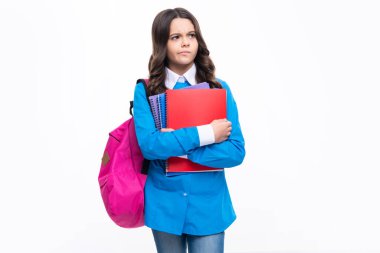 Okula dönelim. Okul çantalı liseli kız izole stüdyo geçmişi hakkında kitap tutuyor. Çocuk eğitim konsepti. Düşünen genç kız, düşünceli duygu.