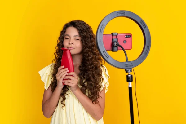 Young Blogger Hold Hair Conditioner Shampoo Bottle Recording Video Blog — Stok fotoğraf