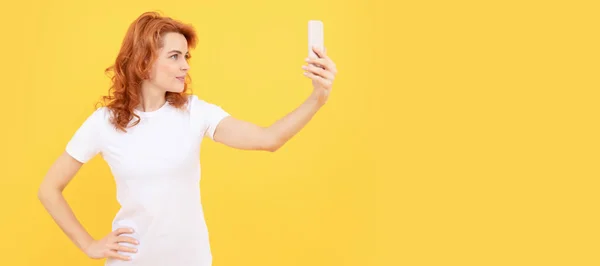 女性独立人脸肖像 横幅与模拟复制空间 有视频通话 有影响力的人我自己装的女性博主用智能手机自拍 — 图库照片