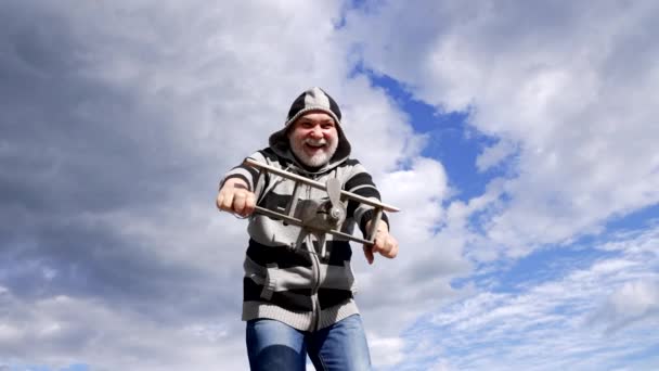 Gelukkige Oude Man Doen Alsof Vliegen Houten Vliegtuig Torenhoog Vlucht — Stockvideo