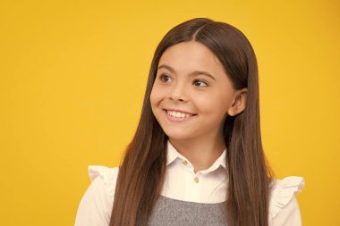 Mutlu kız yüzü, pozitif ve gülümseyen duygular. Genç kız yüzünün yakın plan portresi. Sevimli bir gencin portresi. Stüdyo çekimi, izole edilmiş arkaplan