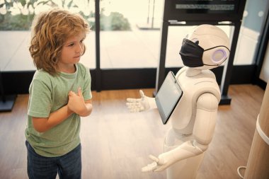Küçük çocuk robot yapay zekasıyla etkileşime giriyor, gelecekteki teknolojiyle..