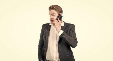 Size nasıl yardımcı olabilirim? İş adamına telefon geldi. Telefon var. Mobil iletişim. İşine devam et..