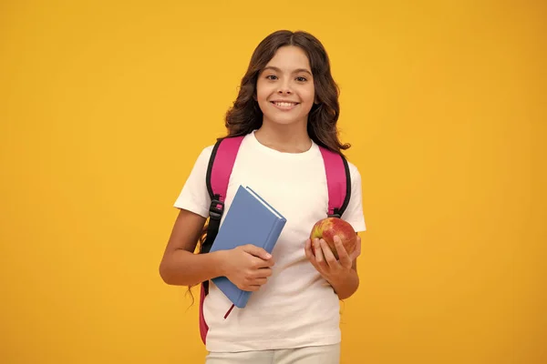 Okula Dönelim Okul Çocuğu Çantalı Genç Kız Elma Kitap Sarıda — Stok fotoğraf