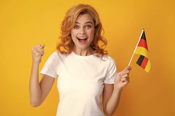 Χαρούμενη Ενθουσιασμένη Γυναίκα Που Κρατάει Σημαία Της Γερμανίας Μεταναστεύει Και — Φωτογραφία Αρχείου