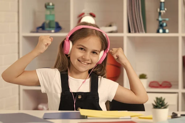 Mutlu Çocuk Okulda Kulaklıkla Müzik Dinler Mutluluk — Stok fotoğraf