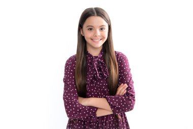 Kendine güvenen çocuk kollarını çapraz, beyaz arka planda soyutlanmış, boş bir alanda tutar. 12, 13, 14 yaşlarındaki küçük beyaz kız el ele tutuşmuş. Mutlu gülümseyen genç kızın portresi.