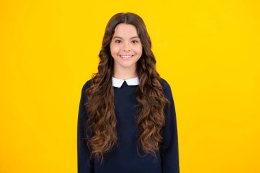 Stüdyonun arka planında izole edilmiş genç bir kızın portresi. Çocukluk yaşam tarzı konsepti. Kopyalama alanı oluştur