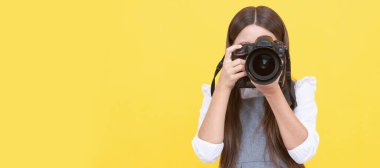 Dijital fotoğraf makinesiyle fotoğraf çeken mutlu genç kız fotoğrafçı, fotokopi odası, fotoğraf çekimi. Kameralı çocuk fotoğrafçısı, yatay poster, fotokopi alanı olan afiş