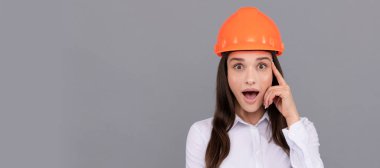 Güvenlik önlüğü ve beyaz gömlekli mimar kadından esinlenerek ilham aldım. İzole edilmiş yüz portresi, taklit alanı olan pankart