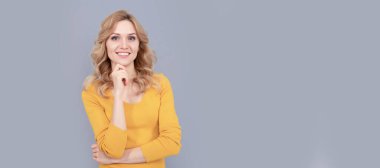 İzole edilmiş bir yüz portresi, taklit alanı olan bir afiş. Tapmalarını sağla. Kadın manken. Gülümseyen genç kızın güzel görünüşü. Sarışın kadın portresi