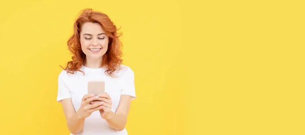 女人对黄色背景的智能手机感到惊讶 女子独立人脸肖像 带有模拟复制空间的横幅 — 图库照片