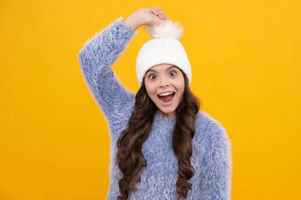 Ragazza Adolescente Moderna Che Indossa Maglione Cappello Maglia Sfondo Giallo — Foto Stock