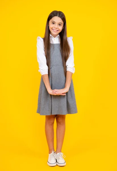 校服全长的迷人的快乐少女 穿着休闲装 背景是黄色孤立的 — 图库照片