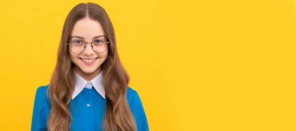 Porque Todas Crianças São Especiais Criança Feliz Óculos Fundo Amarelo — Fotografia de Stock