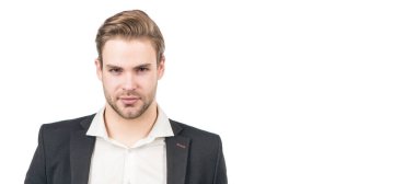 Beyazlara izole edilmiş, ciddi, profesyonel bir iş adamı portresi. İnsan yüzü portresi, fotokopi alanı olan pankart. Takım elbiseli bir iş adamı, izole stüdyo geçmişi var.