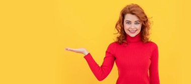 İzole edilmiş yüz portresi, fotokopi alanı olan pankart. Neşeli kızıl kız reklam ve reklamcılık için ürünleri fotokopi alanlarıyla sunmayı seçti.