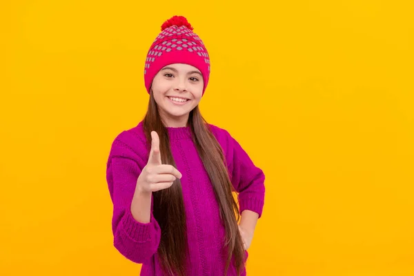 Criança Feliz Dedo Ponto Chapéu Fundo Amarelo Moda Inverno — Fotografia de Stock