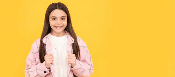 Uliczna Jesienna Moda Szczęśliwa Nastolatka Różowej Koszuli Kratę Uśmiechnięty Hipster — Zdjęcie stockowe