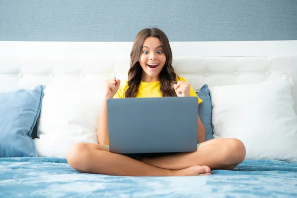 Teenager Školačka Studující Doma Posteli Laptopem Expresivní Emocionální Vzrušený Dospívající — Stock fotografie