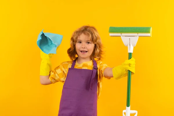 孩子在做家务 工作室的儿童肖像画使用喷粉器和手套进行清洁 有趣的儿童洗衣房 清洗配件 清洁用品 家政和家庭清洁 — 图库照片