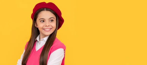Menina Escola Adolescente Feliz Boina Francesa Fundo Amarelo Sorriso Cara — Fotografia de Stock