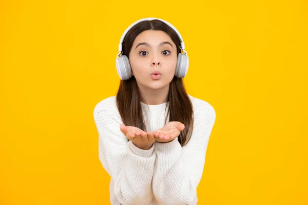 헤드폰을 소녀는 음악을 듣는다 헤드셋 액세서리 어린이들은 노란색 배경의 이어폰으로 — 스톡 사진