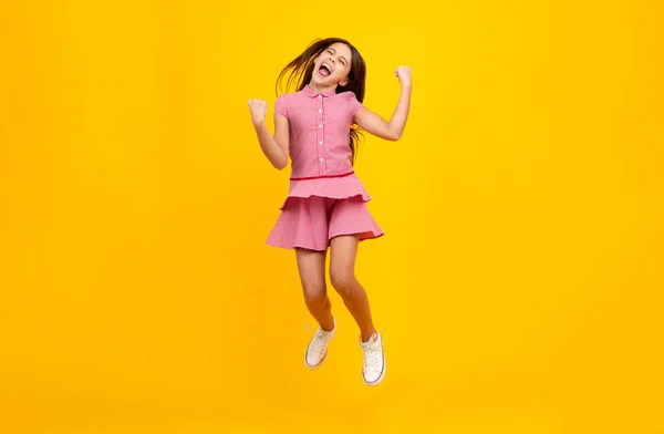 Удивительная Девочка Подросток Веселый Подросток Прыгает Жестикулирует Счастьем Изолированным Желтом — стоковое фото