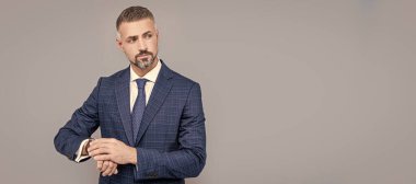 İnsan yüzü portresi, fotokopi alanı olan pankart. İş adamı kılığındaki başarılı bir iş adamı kol saati ve moda aksesuarlarını kontrol ediyor.