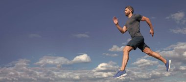 Koşan ve zıplayan adam, fotokopi alanı olan pankart. Dayanıklılık ve dayanıklılık. Koşucu. Meydan okuma ve rekabet. Sporcu kazanmak için hızlı koşar.