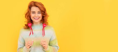 İzole edilmiş yüz portresi, fotokopi alanı olan pankart. Sarı arka planda kırmızı kalpli neşeli kızıl saçlı kadın. Sevgililer Günü