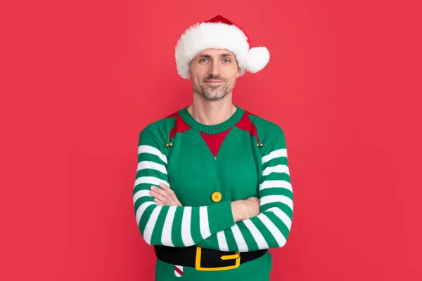 身穿精灵服装的快乐男人手牵着手 圣诞老人 戴着红色背景的圣爪帽 新年快乐 快乐的圣诞节 — 图库照片