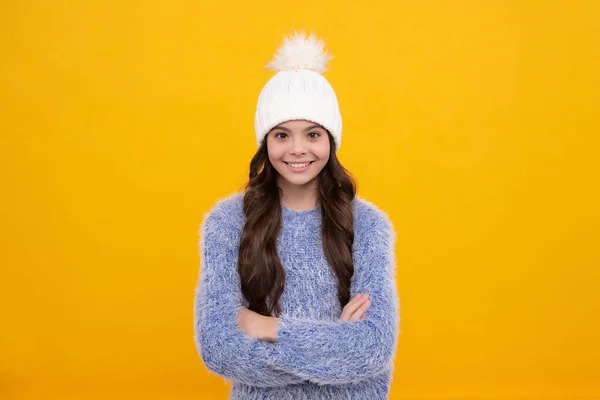 배경에 스웨터를 모자를 소녀의 긍정적 미소짓는 — 스톡 사진