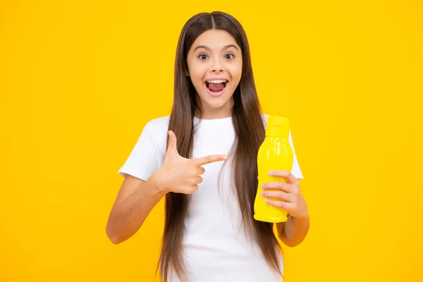 Meisje Houdt Waterfles Vast Kinderverzorging Lichaamshydratatie Actieve Recreatie Waterbalans Actief — Stockfoto