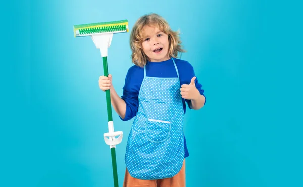 Niño Haciendo Tareas Domésticas Uso Infantil Plumero Guantes Para Limpieza —  Fotos de Stock