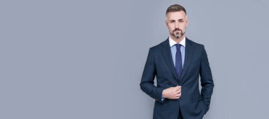 Her zaman müsait. Erkek resmi moda. Profesyonel traşsız CEO. Boz saçlı patron. Kendine güvenen iş adamı İnsan yüzü portresi, kopyalama alanı olan pankart