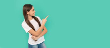 Mutlu anne ve kız şampuan şişesini mavi arka planda tutuyorlar. İşaret parmağı. Çocuk yüzü, yatay poster, izole edilmiş genç kız portresi, fotokopi alanı olan pankart