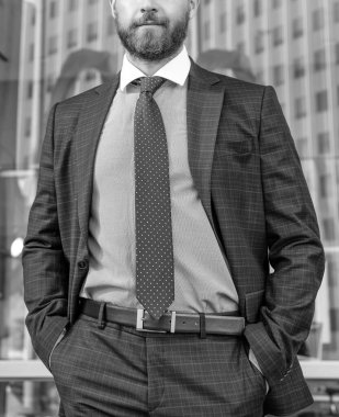 Ofis dışında yönetici olarak işe alındım. Erkek resmi moda. Kendine güveniyor patron. Resmi giyimli iş adamı. İş başarısı. Takım elbiseli başarılı bir adam..