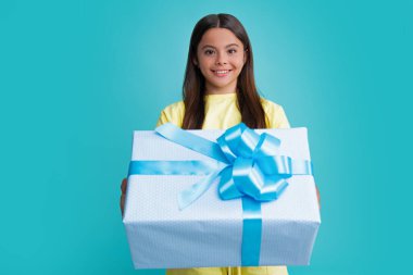 İzole edilmiş arka planda hediye kutusu olan çocuk. Doğum günü hediyeleri, sevgililer günü, yeni yıl ya da Noel. Mutlu kız yüzü, pozitif ve gülümseyen duygular