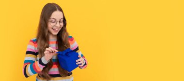 Gözlüklü çocuğun tatil için hediye kutusunu açması hayret verici. Yetenekli çocuk, yatay poster. Kopyalama alanı olan başlık