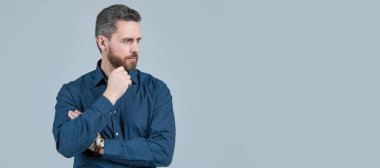 İnsan yüzü portresi, fotokopi alanı olan pankart. Şık sakallı, sakallı, tıraşsız bir adam sıradan bir tişörtle ciddi görünür.