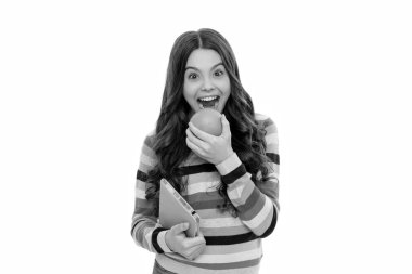 Sadece bir ısırık. Bilgi. Turuncu ve okul defterli mutlu kız çocuğu. Vitamin ve diyet. Çocuk öğle yemeği yiyor. sağlıklı çocukluk. Doğal organik taze narenciye. Okula geri dön..