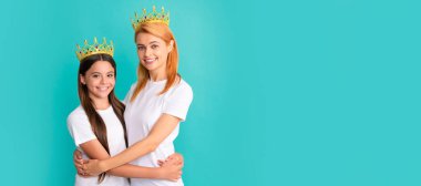 Anne ve kız çocuk afişi, kopyalama alanı, izole edilmiş arka plan. Anasına bak kızını al. Bencil kız ve anne. Mutlu kadın kucak kızı çocuk