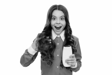 Şaşırmış çocuk portresi uzun kıvırcık saçlı saç kremi şişesi beyaz, kozmetik.