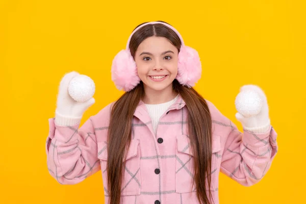 Θετικό Παιδί Που Φοράει Ζεστά Ρούχα Παίζοντας Χιονόμπαλες Χειμερινή Δραστηριότητα — Φωτογραφία Αρχείου