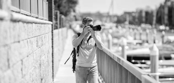 Freelance Travel Photographer Man Take Photographs Using Photo Camera Summer — Stock Photo, Image
