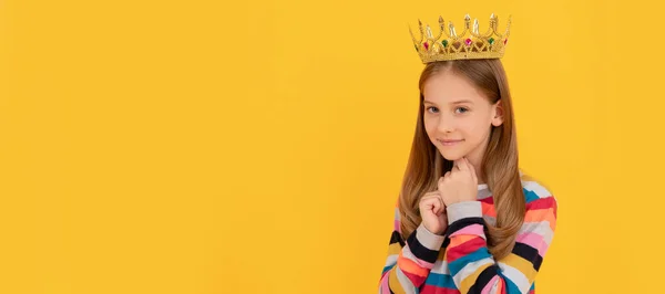Lachend Tienerkind Koninginnenkroon Gele Achtergrond Kind Koningin Prinses Kroon Horizontale — Stockfoto